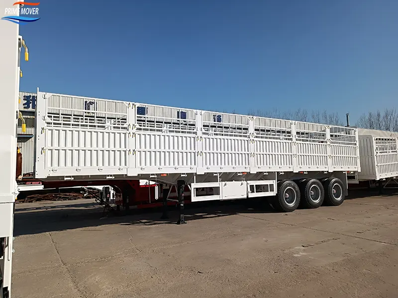 White Three-Axle High-Sided Transport Vehicle White Three-Axle High-Sided Transport Vehicle