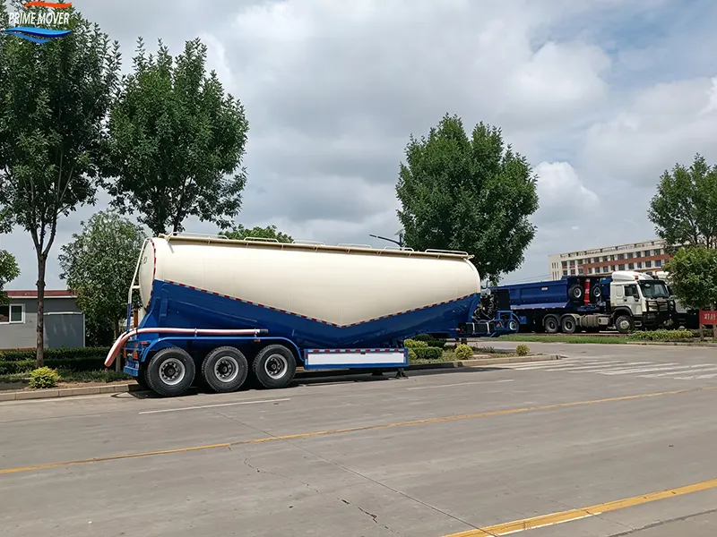 Powder and Granular Material Semi-Trailer Awaiting Quality Inspection Powder and Granular Material Semi-Trailer Awaiting Quality Inspection